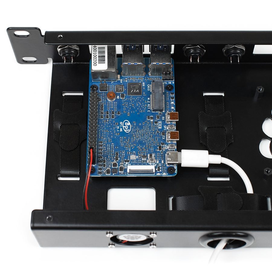 Корпус Eruscus Blade — плата Banana Pi внутри, крепления и кабельная организация