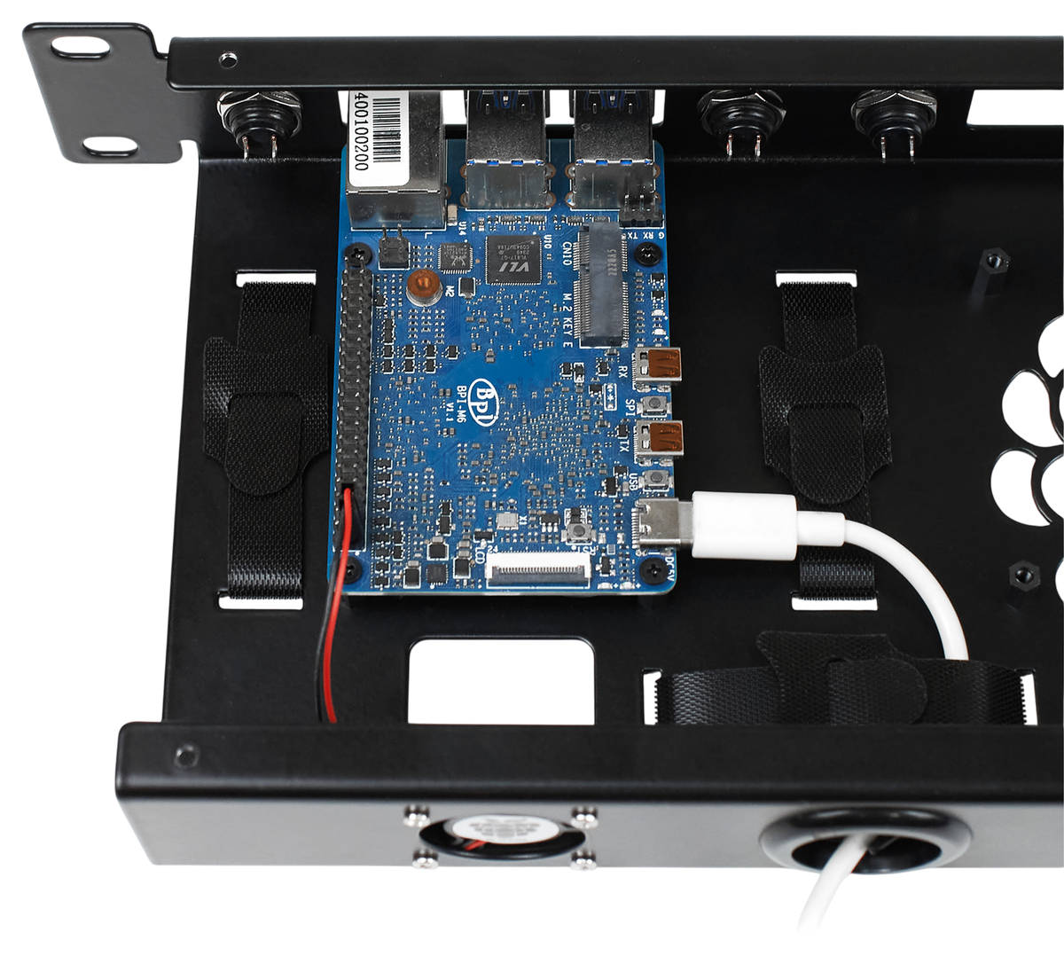 Корпус Eruscus Blade — плата Banana Pi внутри, крепления и кабельная организация